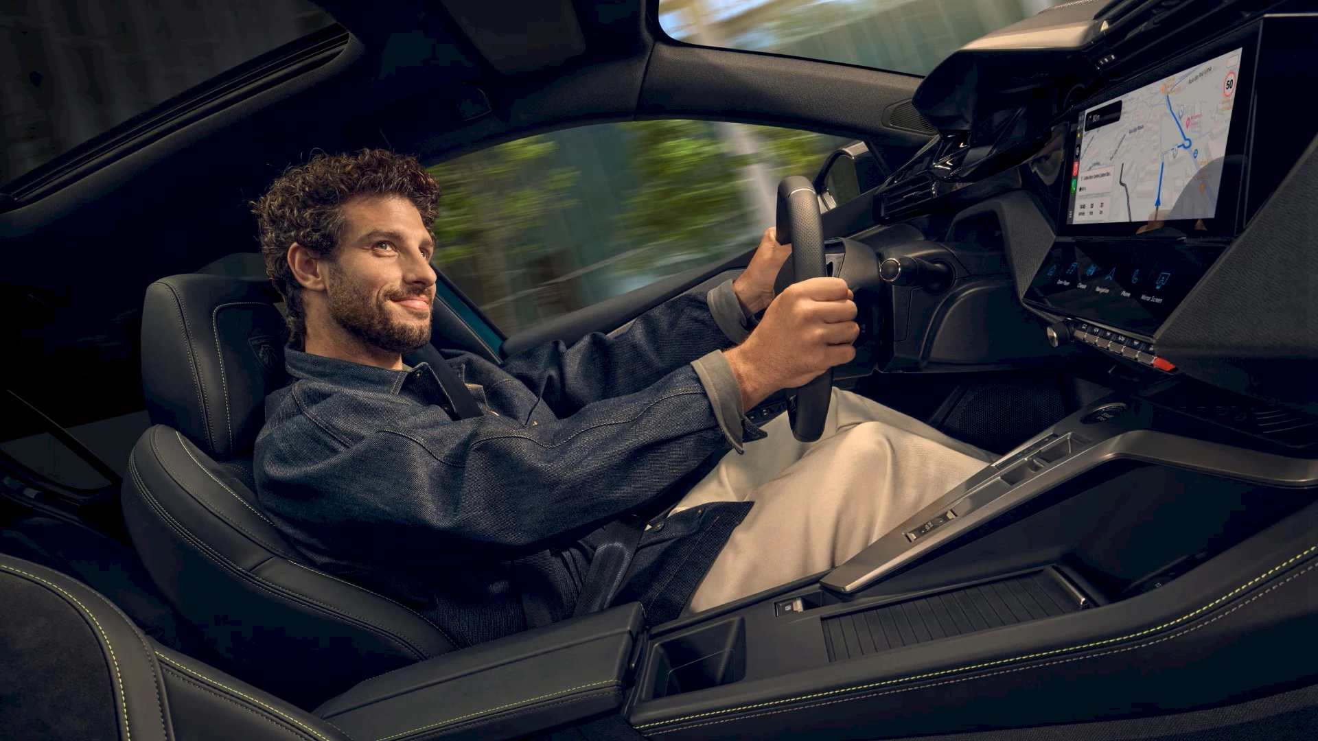 Mit dem PEUGEOT i-Cockpit® wird jede Fahrt zu einem immersiven Erlebnis, bei dem intuitives Design auf starke Leistung trifft.   Dank des hochpräzisen Fahrwerks und einer auf Emotionen ausgelegten Ergonomie wirkt jede Bewegung noch geschmeidiger und jede Kurve noch intensiver. So spüren Sie nicht nur ein Lenkrad in den Händen, sondern puren Nervenkitzel in jedem Moment.